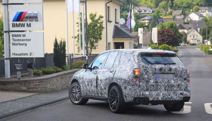 BMW X5 M foto spia del SUV in versione sportiva - Foto 13 di 17