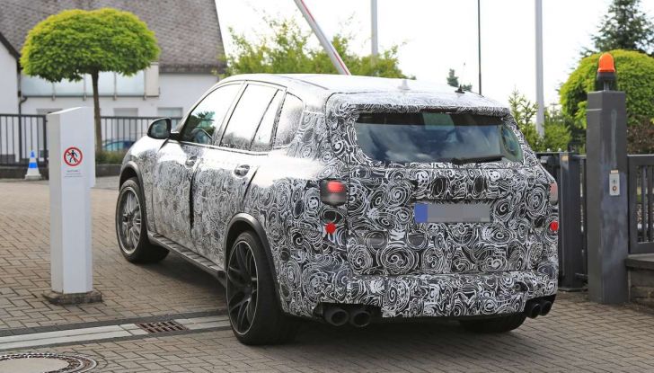 BMW X5 M foto spia del SUV in versione sportiva - Foto 14 di 17