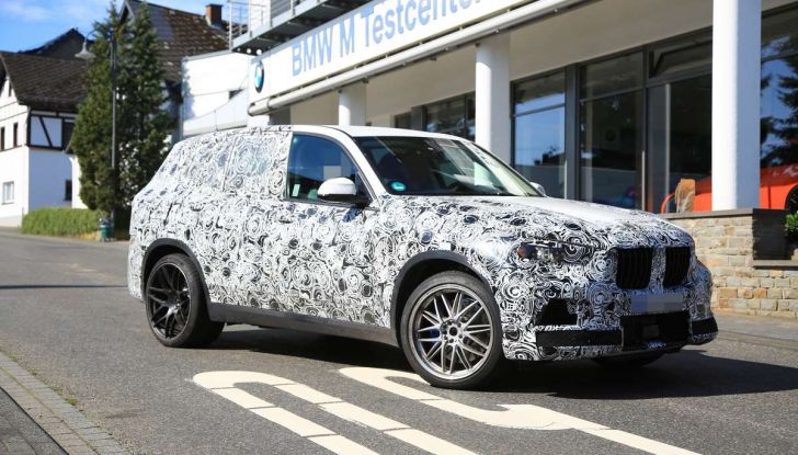 BMW X5 M foto spia del SUV in versione sportiva - Foto 3 di 17