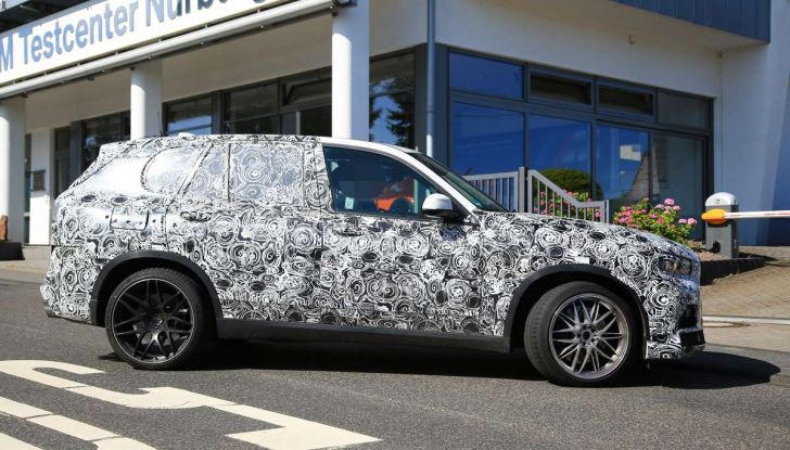 BMW X5 M foto spia del SUV in versione sportiva - Foto 5 di 17