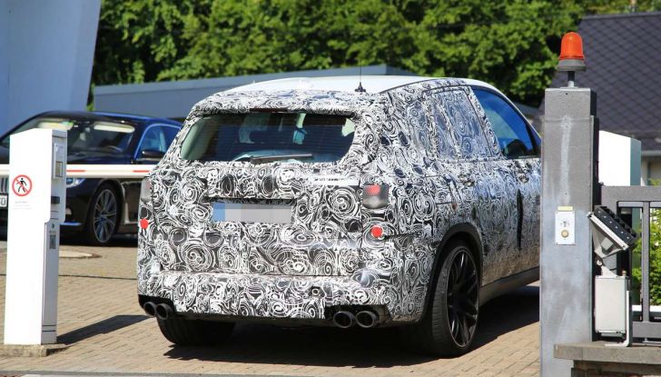 BMW X5 M foto spia del SUV in versione sportiva - Foto 9 di 17