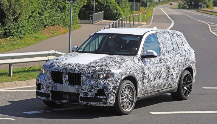 BMW X5 M foto spia del SUV in versione sportiva - Foto 1 di 17