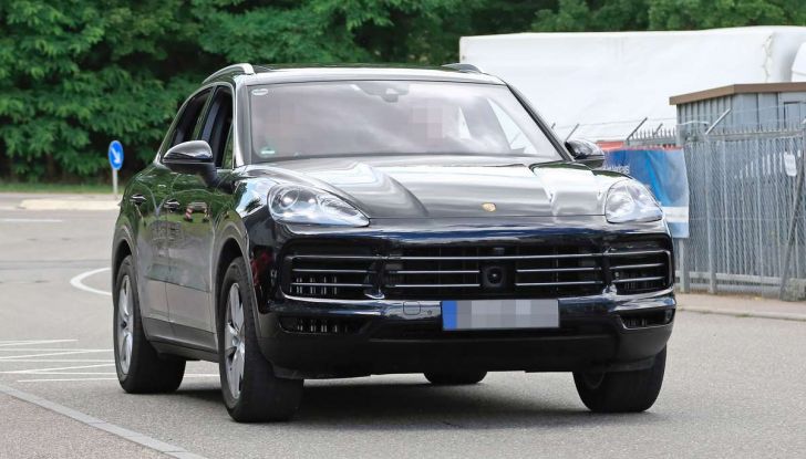Porsche Cayenne, le foto spia degli ultimi test su strada - Foto 11 di 19