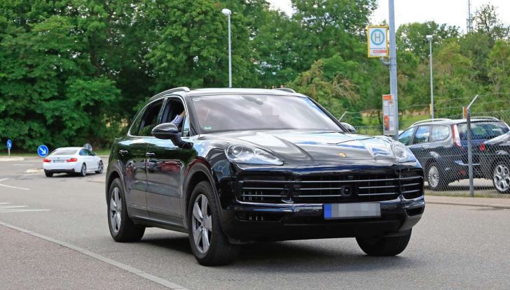 Porsche Cayenne, le foto spia degli ultimi test su strada - Foto 17 di 19