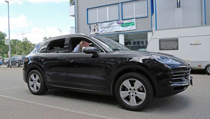 Porsche Cayenne, le foto spia degli ultimi test su strada - Foto 9 di 19