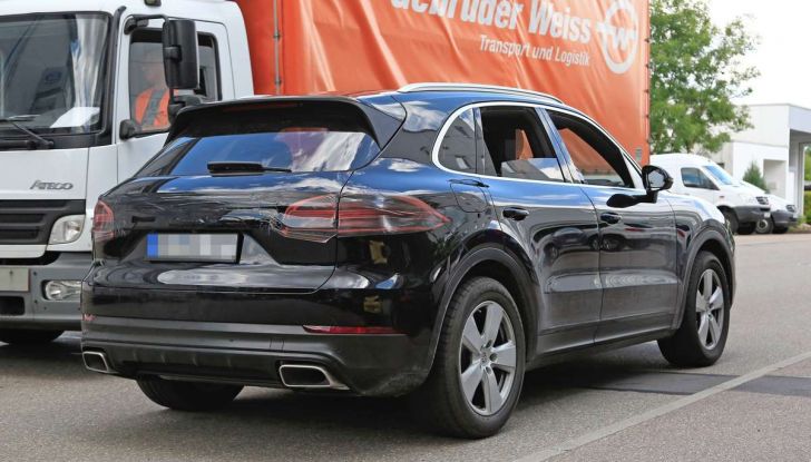 Porsche Cayenne, le foto spia degli ultimi test su strada - Foto 15 di 19