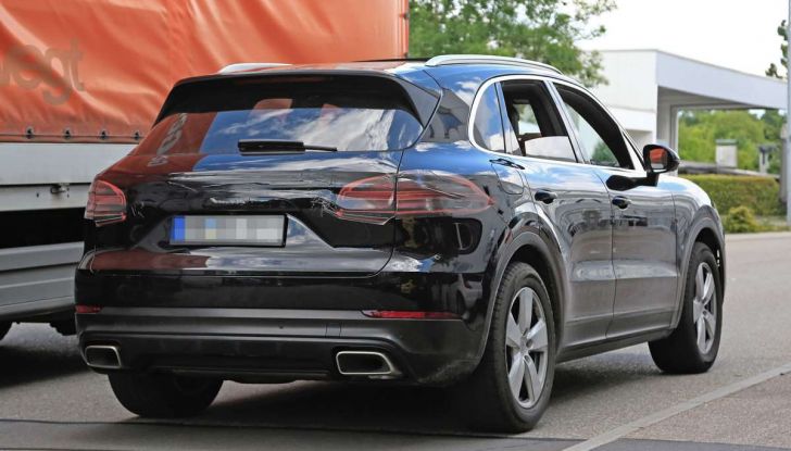 Porsche Cayenne, le foto spia degli ultimi test su strada - Foto 19 di 19
