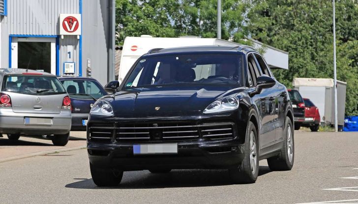 Porsche Cayenne, le foto spia degli ultimi test su strada - Foto 10 di 19