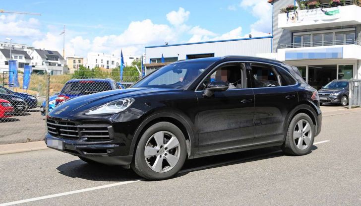 Porsche Cayenne, le foto spia degli ultimi test su strada - Foto 12 di 19