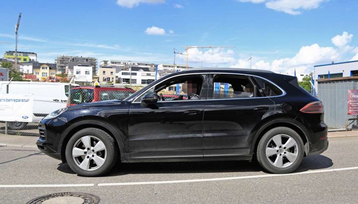 Porsche Cayenne, le foto spia degli ultimi test su strada - Foto 5 di 19