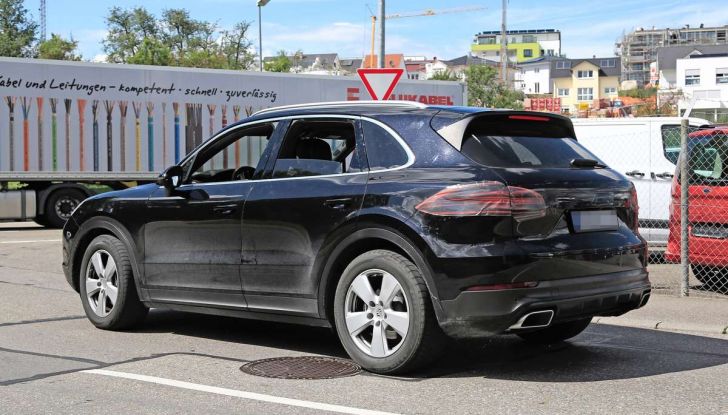 Porsche Cayenne, le foto spia degli ultimi test su strada - Foto 3 di 19