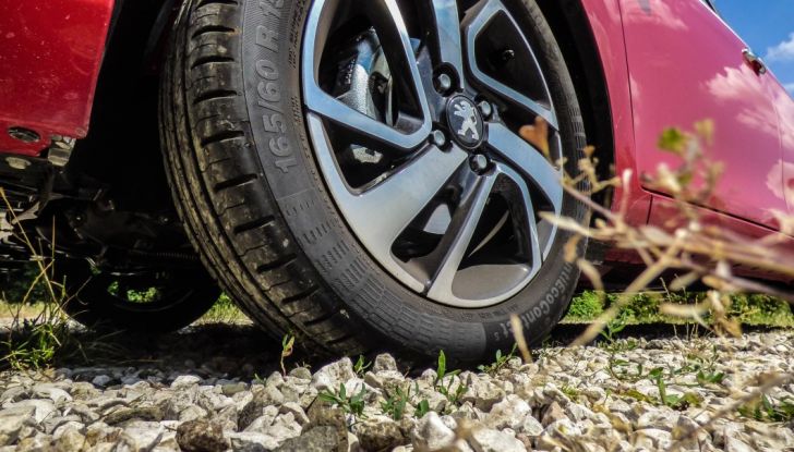 Test Peugeot 108 Collection VS Peugeot iON: Elettrica contro Citycar - Foto 30 di 39