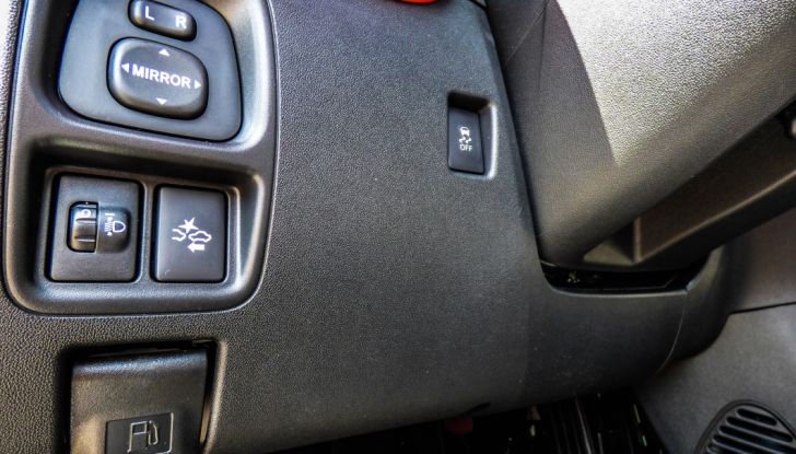 Test Peugeot 108 Collection VS Peugeot iON: Elettrica contro Citycar - Foto 32 di 39