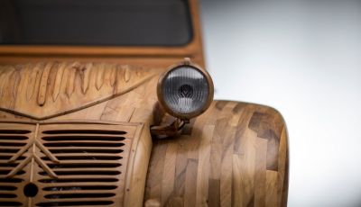 Una Citroën 2CV in scala 1 a 1 interamente in legno: rivive un mito
