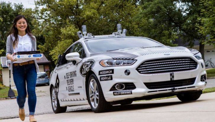 Le auto a guida autonoma ora consegnano la pizza a domicilio - Foto 3 di 5