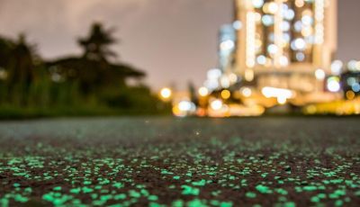 A Singapore l’asfalto si illumina di notte in maniera naturale