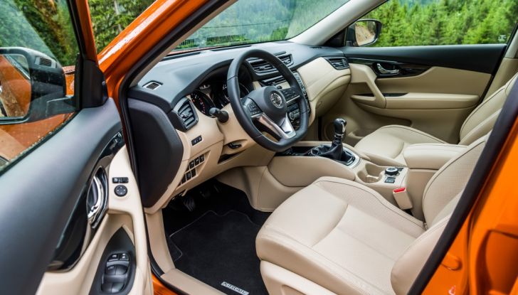 Nissan X-Trail 2018: Prova su strada, opinioni e dati tecnici del SUV 5 o 7 posti - Foto 25 di 36