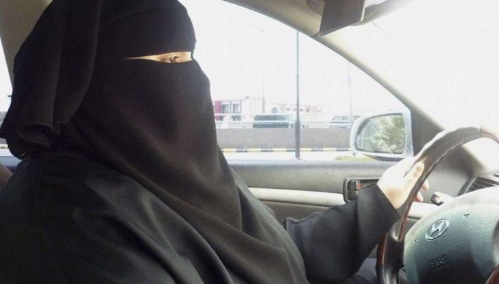 Arabia Saudita, da oggi le donne possono guidare per la fine del divieto - Foto 1 di 5