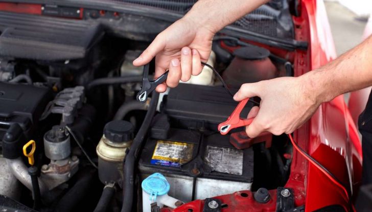 Batteria auto scarica? Ecco come farla ripartire con il booster - Foto 3 di 8