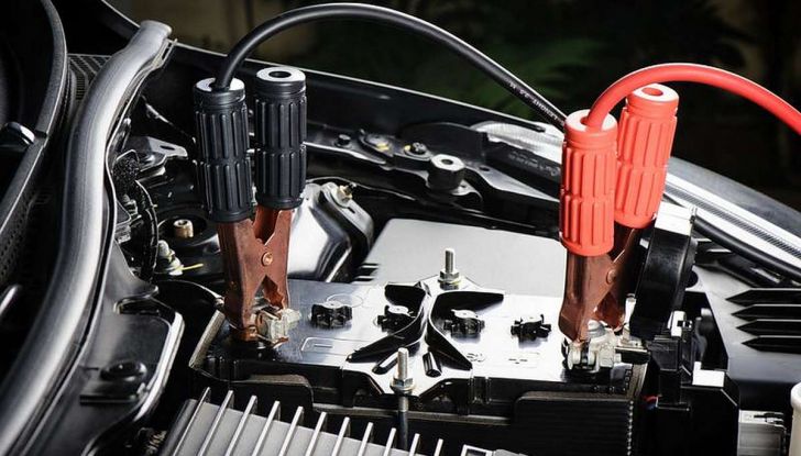 Batteria auto scarica? Ecco come farla ripartire con il booster - Foto 5 di 8