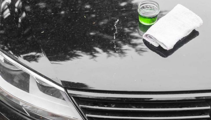 Come rimuovere i moscerini dalla carrozzeria dell’auto - Foto 7 di 8