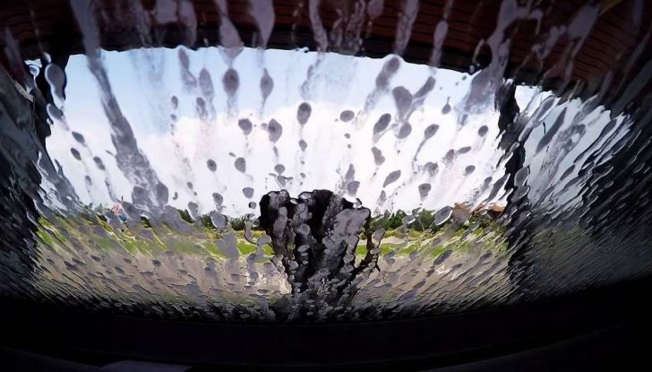 Come rimuovere i moscerini dalla carrozzeria dell’auto - Foto 4 di 8