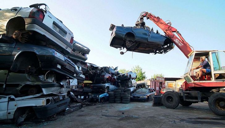 Demolire un’auto: cosa fare e come comportarsi - Foto 3 di 11