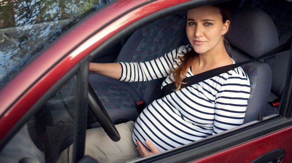 Guidare in gravidanza: tutti gli accorgimenti da prendere - fem