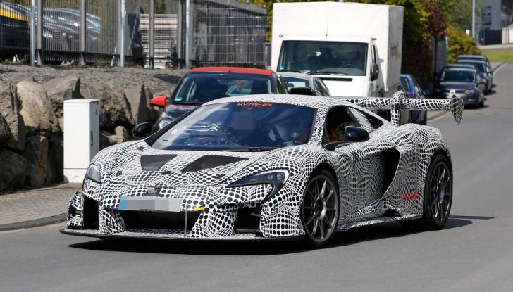 La pazza idea di McLaren: una supercar alimentata con carburante sintetico - Foto 9 di 16
