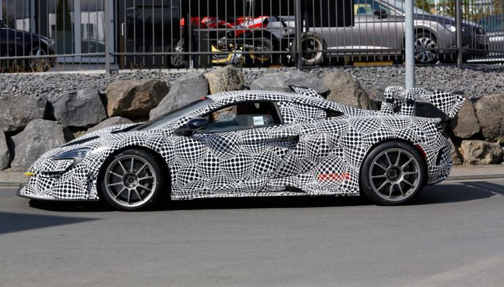 La pazza idea di McLaren: una supercar alimentata con carburante sintetico - Foto 7 di 16