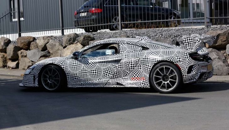 La pazza idea di McLaren: una supercar alimentata con carburante sintetico - Foto 14 di 16