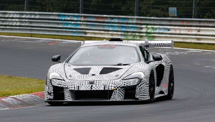 La pazza idea di McLaren: una supercar alimentata con carburante sintetico - Foto 8 di 16