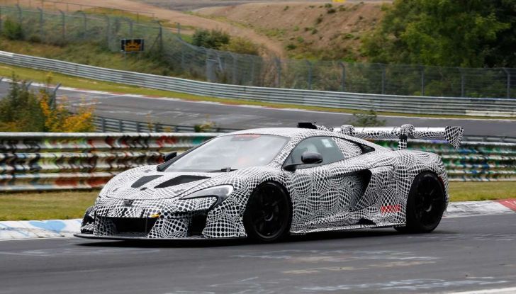 La pazza idea di McLaren: una supercar alimentata con carburante sintetico - Foto 10 di 16