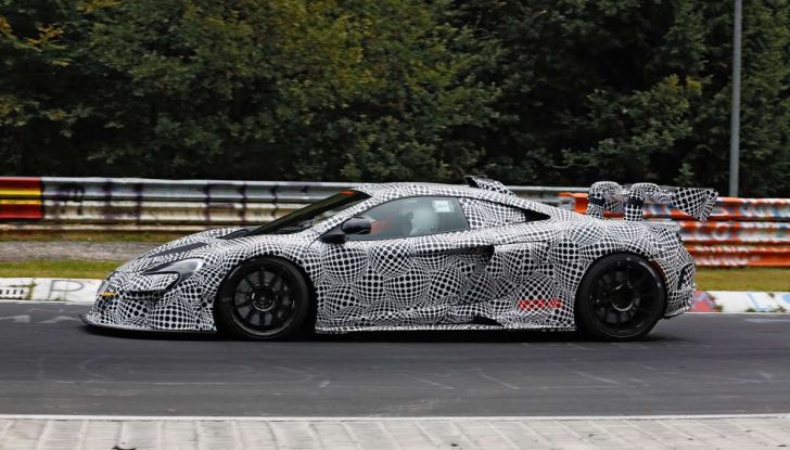 La pazza idea di McLaren: una supercar alimentata con carburante sintetico - Foto 12 di 16