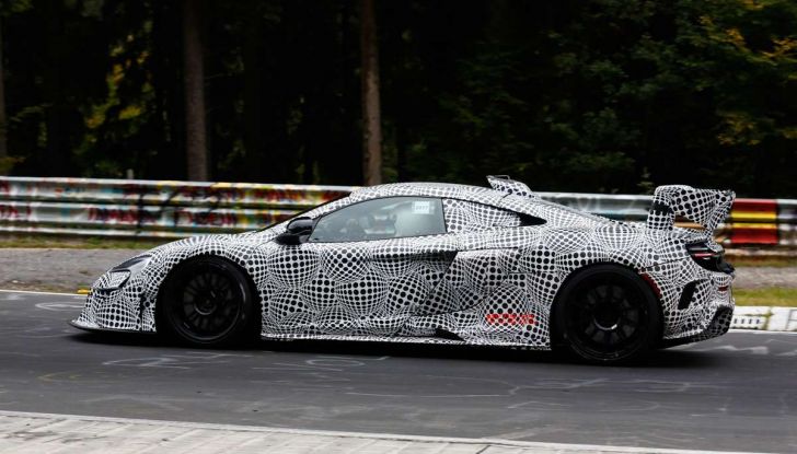 La pazza idea di McLaren: una supercar alimentata con carburante sintetico - Foto 5 di 16