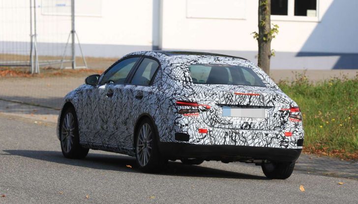 Mercedes Classe A Sedan, prima prova della tre volumi tedesca - Foto 15 di 17