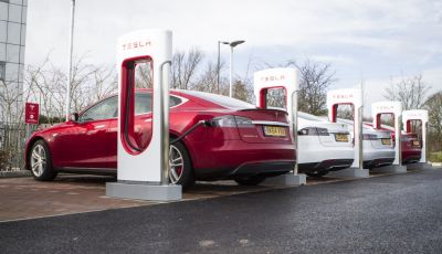 Supercharger Tesla, no all’utilizzo commerciale