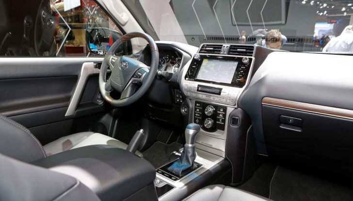 Toyota Land Cruiser 2018: il SUV body-on-frame per tutti i terreni - Foto 11 di 15