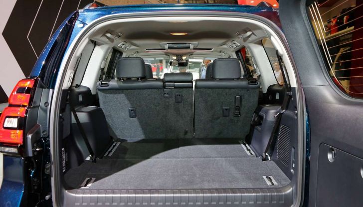 Toyota Land Cruiser 2018: il SUV body-on-frame per tutti i terreni - Foto 10 di 15