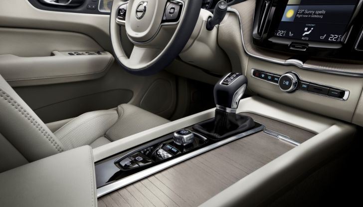 Volvo XC60 2017: Prova su strada, opinioni e prezzi del SUV svedese - Foto 28 di 35