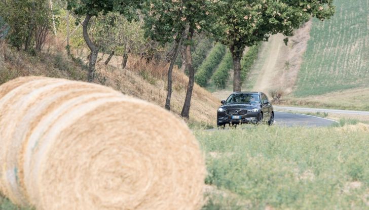 Volvo XC60 2017: Prova su strada, opinioni e prezzi del SUV svedese - Foto 16 di 35