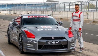 La Nissan GT-R si guida con la Playstation 4