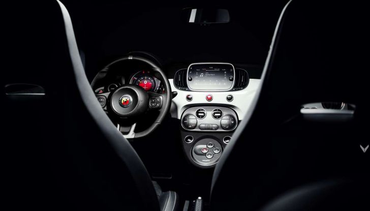 Fiat 500 Abarth 595 by Vilner, la piccola sportiva omaggia il tricolore - Foto 14 di 15
