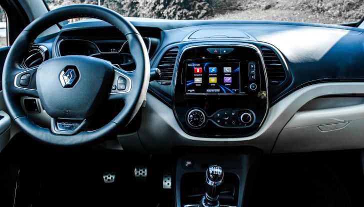 Prova su strada Renault Captur 2017: il crossover agile e spigliato - Foto 14 di 37