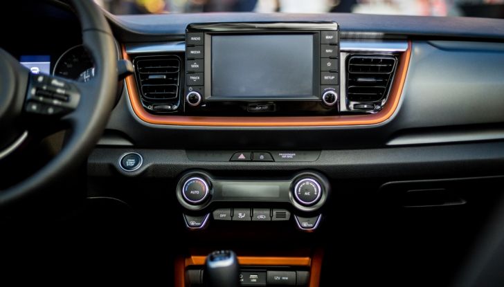Kia Stonic: prova su strada, dotazioni e prezzi del crossover compatto - Foto 5 di 11