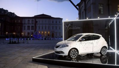 Lancia Ypsilon, la fashion car ruba la scena alla mostra di Peter Lindbergh