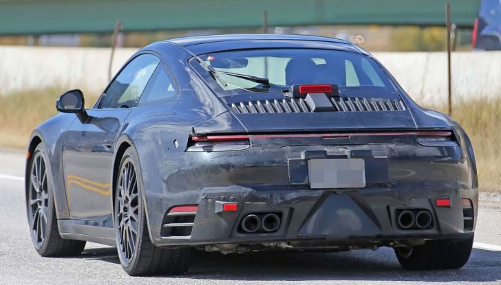 Porsche 911 2019, foto spia della futura generazione - Foto 10 di 12