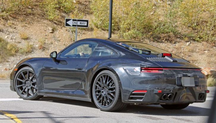 Porsche 911 2019, foto spia della futura generazione - Foto 5 di 12