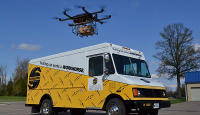 I droni Amazon ora caricano le auto elettriche in movimento