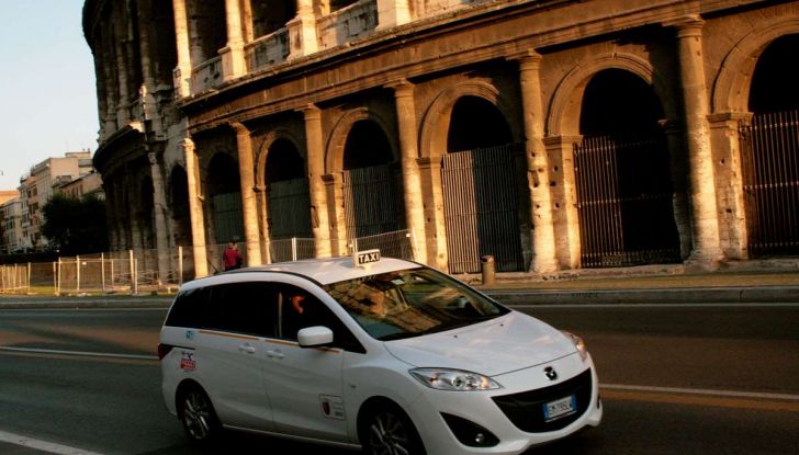 A Roma un corso di galateo per i tassisti della Capitale - Foto 4 di 10